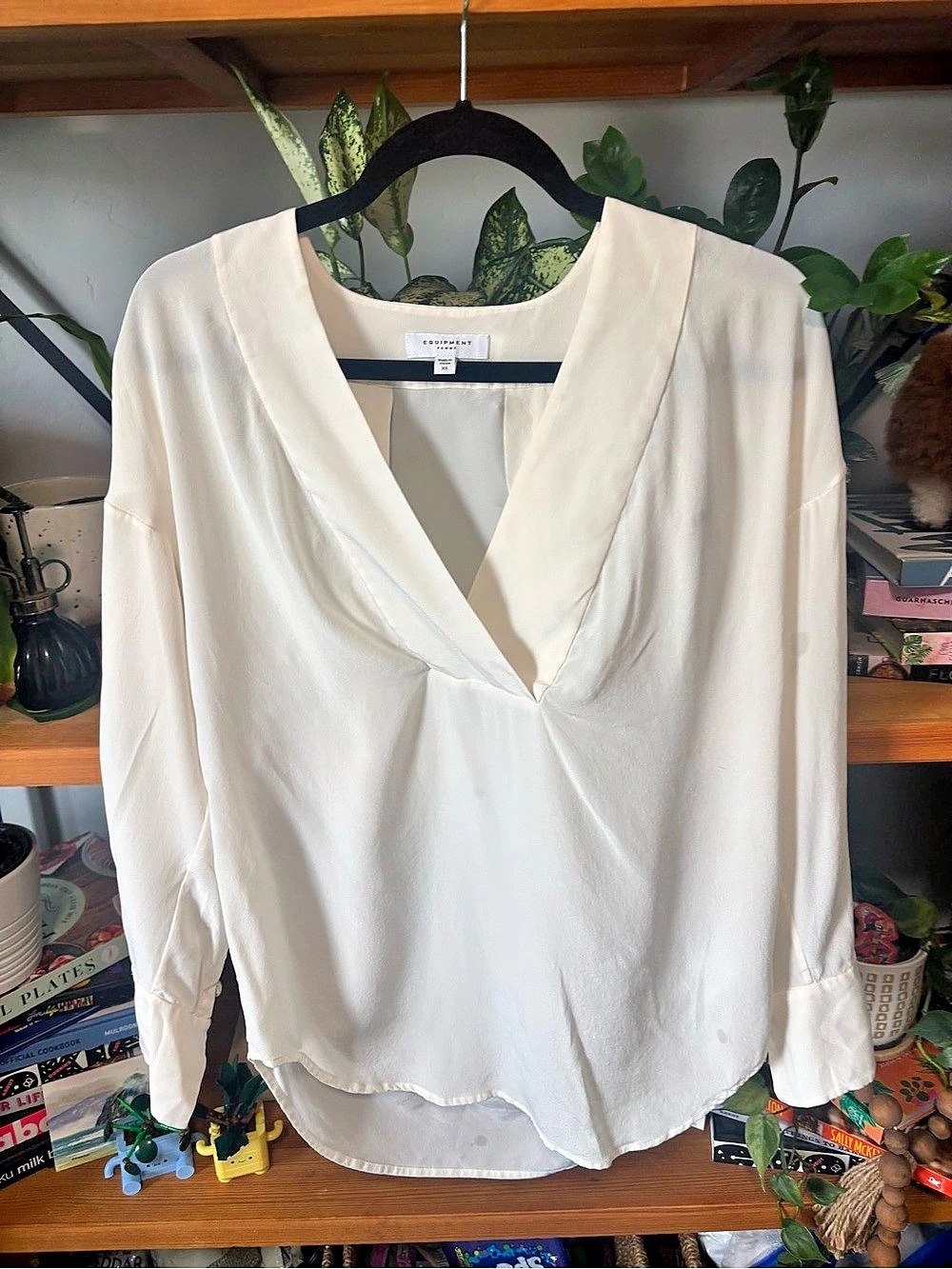 Equipment Silk V-Neck Long Sleeve Blouse in Ivory Size XS